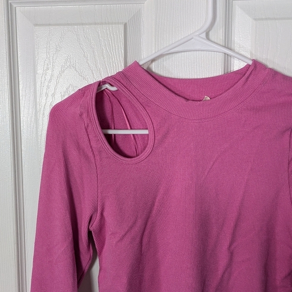 NWT Happily Grey Ribbed Knit Shoulder Cut-Out Long Sleeve Crop Top Size M/L - Picture 4 of 6